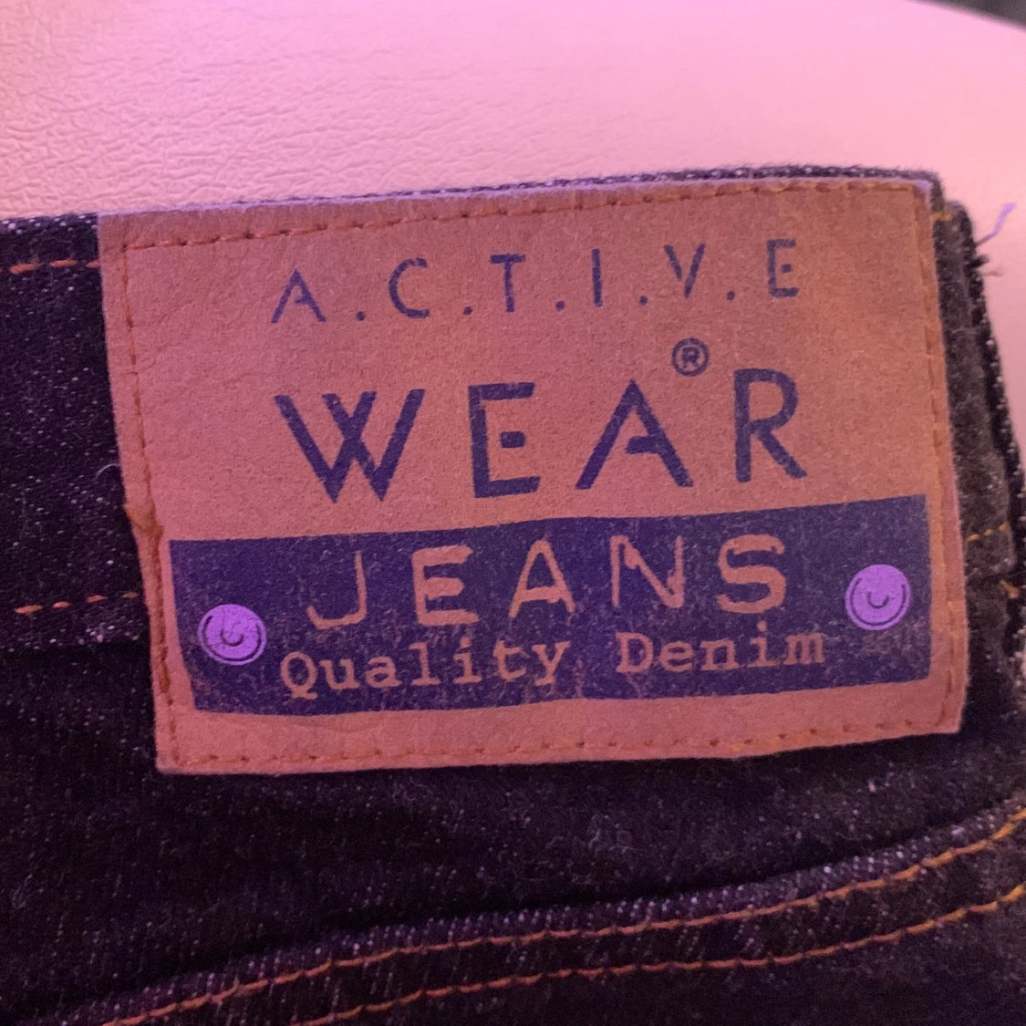 Svarta jeans med gul/brun stitching - 91