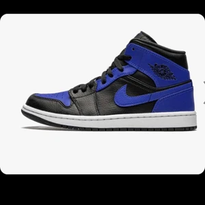 Air Jordan 1 (mid) - Kommer sälja dessa skor, då jag vill köpa andra. De har används ett fåtal gånger och är i bra skick. 