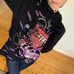 Ed Hardy - Sjukaste sweatshirten från Ed Hardy med coolaste trycken! Alla stenar är kvar och i nyskick. Passar dom flesta beroende på vilken passform man vill ha. Jag är en xs och den är ganska oversized på mig. 500kr plus frakt. Om fler är intresserade startar jag en budgivning💕💕💕