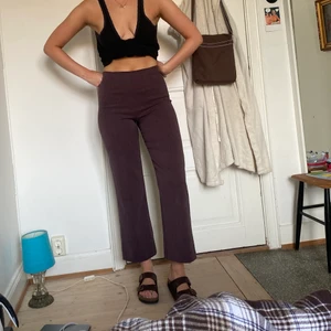 Kostymbyxor  - Lila/bruna byxor med dragkedja på sidan. Perfekta en kylig sommarkväll!  Jag är 175. 