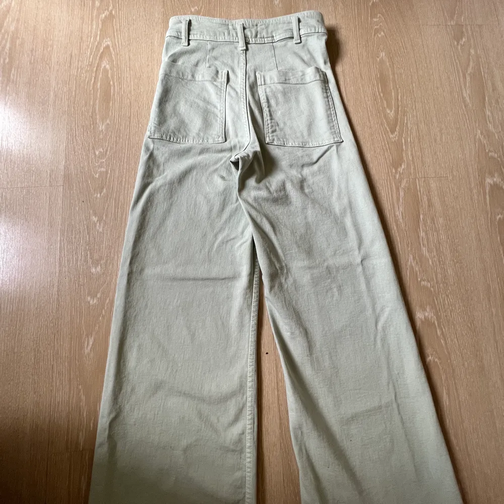 Jag säljer ett par ljusgröna Zara jeans i modellen ”The marine straight”. De är i storlek 34 men väldigt stretchiga.  Säljer för 199 kr + frakt.  Köparen står för frakt själv.  Har använt 1-4 gånger, de är i fint skick.  . Jeans & Byxor.