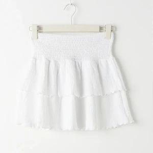 Vit volangkjol  - Säljer den här vita volangkjolen. Endast använd vid ett tillfälle! Storlek xs men väldigt stretchig så kan passa upp till m! Pris kan diskuteras❤️