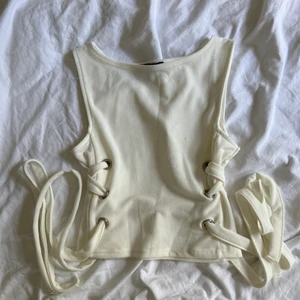 Top med rosetter  - Top med knytningar på sidorna  God skick 