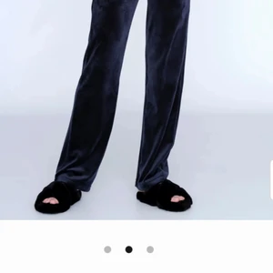 Juicy couture mjukisbyxor night sky - Vill sälja eller byta mina fina juicy byxor mot en annan färg, det ska vara i S, mina har lite slitage längst ner på byxorna eftersom att dem var lite långa men det är bara att dem inte är mjuka där länge (inget synligt) använda fåtal gånger, som nya 