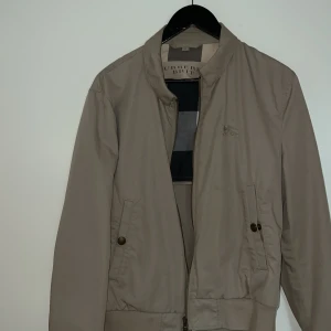 Vintage Burberry  - Den är M men den sitter som en S skön för sommaren och den är i bra skick 