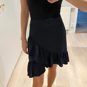 Lindex kjol - En mörkblå sidenkjol med volang från Holly Whyte by Lindex i storlek 34!💙