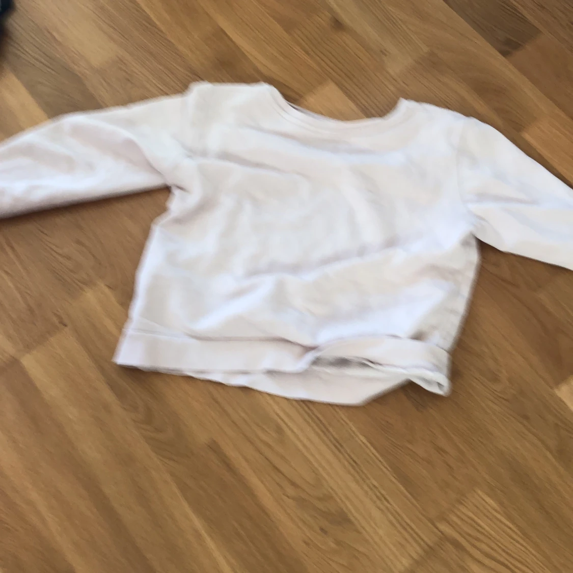 Det är en volange (stav) på tröjan 💗❤️❤️ - 90