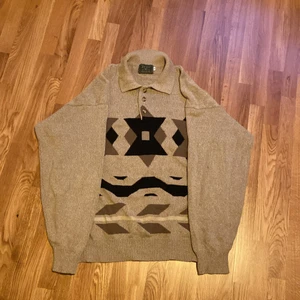 Joy boy stickad piké lång armad - Stickad långarmard piké tröja riktigt varm och skön prima kvalite inga hål eller fläckar. Ganska tung tröja