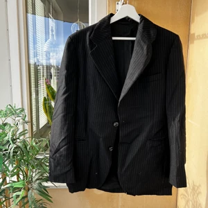 Kavaj - Fin kavaj som skulle behöva strykas lol, köpt second hand och vet inte vad varken märket eller storleken är men den sitter snyggt oversized som jacka på mig som vanligtvis är en 36 och är 166cm lång. Kan hämtas i Telefonplan alternativt fraktas och då står köparen för frakt 🌸