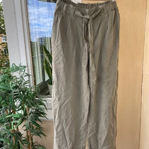 Gröna superhärliga byxor - Sköna sommarbyxor. Kan hämtas i Telefonplan alternativt fraktas och då står köparen för frakt 🌸