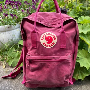 Kånken laptop 15’ - Säljer min fina kånken då den tyvärr inte kommer till användning särskilt ofta. Den är i jättebra skick förutom det ena axelbandet som hunden bestämde sig för att tugga på men det är nog lätt att byta. Kan mötas eller skickad om köpare står för frakt :)