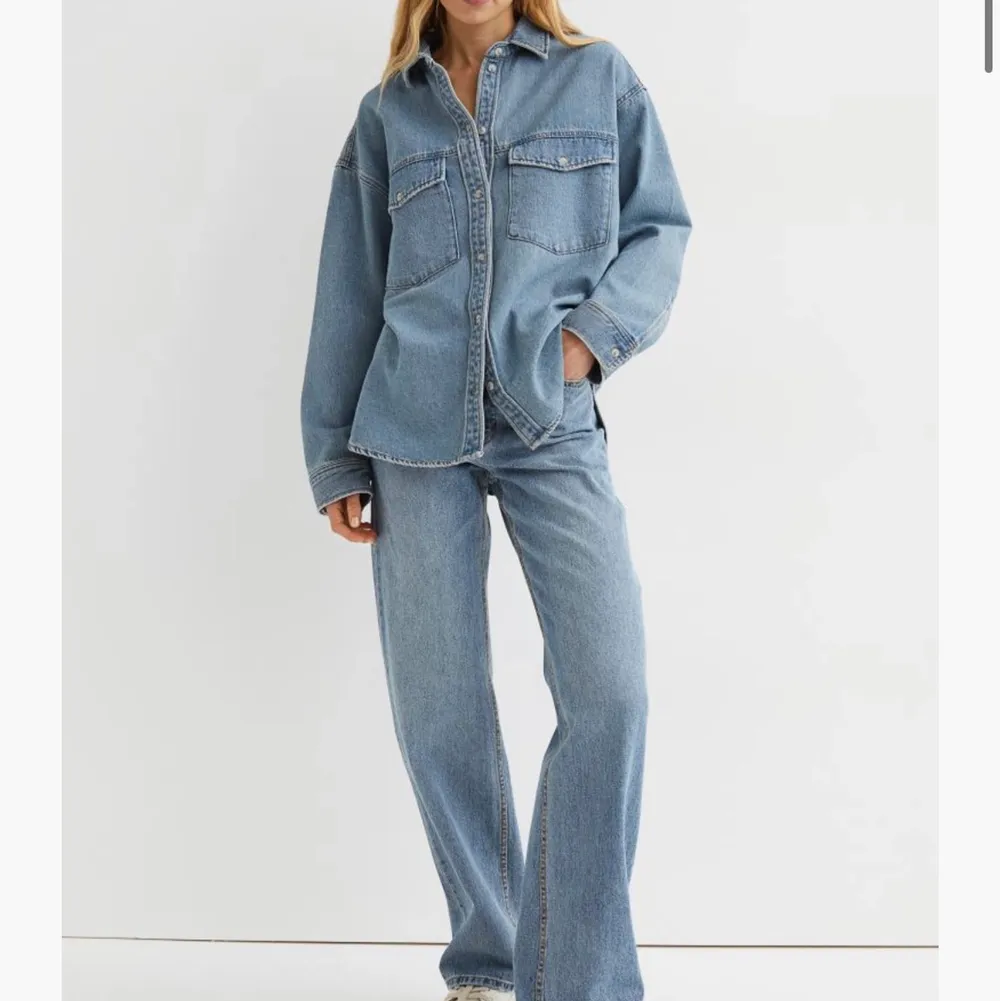 Super fina jeans från H&M som har lappen kvar då dom är för små för mig och jag glömde skicka tillbaka dom. Därav slänger jag in en bild från hemsidan så man ser hur de ser ut på. Strl 38.  Köparen står för frakten. . Jeans & Byxor.