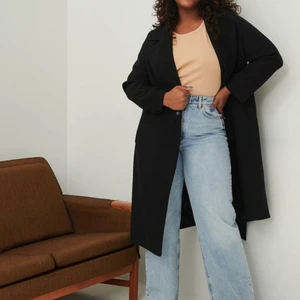 Svart kappa från NAKD - En jätte fin svart kappa köpt i vintras och knappt använd. Storlek 36, men kan även användas för de som brukar ha större storlekar. Köpare står för frakt. Kan mötas upp i Stockholm Priset kan diskuteras 