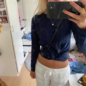 Marinblå tröja - Så snygg marinblå tröja med en knut vid magen! Från massimo dutti och aldrig använd❤️❤️