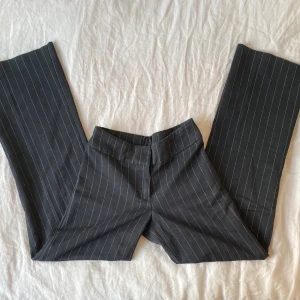 Lågmidjade kostymbyxor  -  lågmidjade kostymbyxor i storlek xs. 