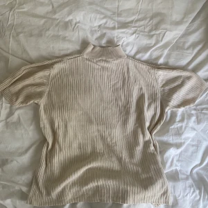 Vitage polo - Super snygg vintage polo köpte i Italien🥰 Funkar perfekt till sena sommarkvällen. Varan skickas efter betalningen och kan även samfrakta🥰