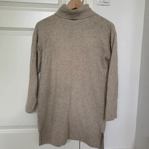 Stickad beige kort klänning  - Finstickad beige kort klänning från Zaras barnavdelning i storlek 164 men passar mig som vanligtvis bär Xs och S. OBS! Färgen är ljusare än på bilden, skriv för fler bilder. Frakt tillkommer!