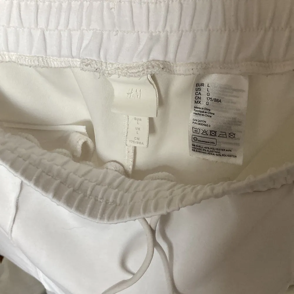 Långa vita tygbyxor från hm. Använd, det finns små inte så synliga fläckar. (kunden betalar frakt). Jeans & Byxor.