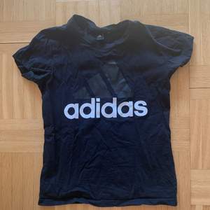 Adidas T-shirt i storlek S, välanvänd, okej skick