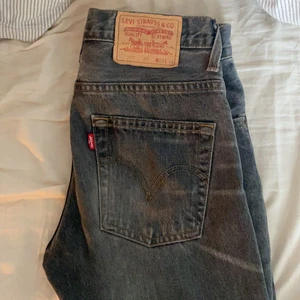 Levis 507 jeans  - Säljer mina gråa 507 Levis i storlek W28 L32 ❤️ Har en liten fläck (se andra bild) annars inga defekter! Pris kan diskuteras 🦋
