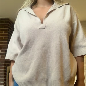 Beige finstickad kortärmad tröja - Köptes för ett par år sedan på H&M i en större storlek för en oversized look. Får tyvärr ingen användning för den, men den är otroligt skön att kasta på en sen kväll. I nyskick!