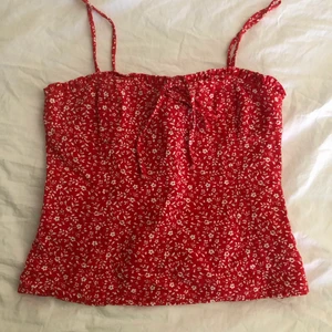 Zara topp - Röd zara topp med stelt tyg, dragkedja på sidan. Priset är exklusive frakt.