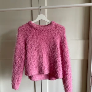 Rosa fluffig tröja från Monki - Säljer min fina rosa tröja på grund av flytt. Den är i storlek XS från Monki. Kan skicka men köparen får stå för frakt (66kr), kan annars hämtas i Malmö :)