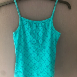 Gulligt Hilfiger linne - För litet för mig därför inga passformsbilder😔 Står M barn men skulle då säga xxs☺️ fint skick och justerbara band😊 skriv för frågor och köpare står för frakten ( skulle gissa 26kr ej spårbar)