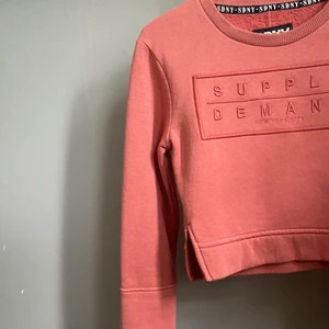  SDNY SUPPLY & DEMAND tröja i storlek UK 6 / EU 32 - Unik cropped tröja från Supply & Demand med långa ärmar🟠 Finns liten dragkedja på varje sida som kan öppnas om man vill ha en lösare tröja eller knäppas så blir tröjan thightare och man får fin markerad midja🔸🔥💖