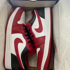 Air Jordan 1 low  , Reverse black toe  - Helt ny säljer den för att det är min stil 