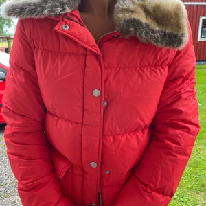 In wear jacka - Röd in wear jacka, stl 36 Köparen står för frakt 