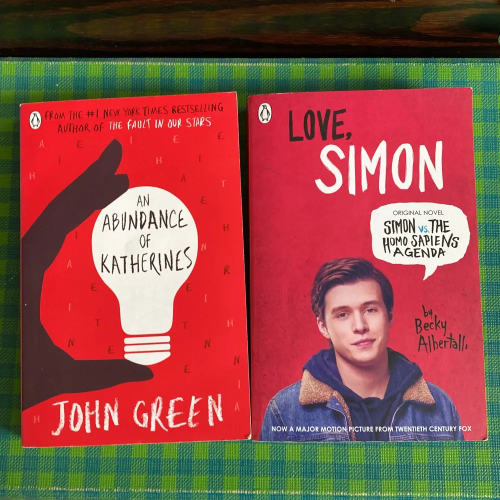 Love, Simon / Simon vs the Homo Sapiens Agenda av Becky Albertalli, pocket på engelska  An Abundance of Katherines av John Green  Båda för 100kr, en för 60kr  Köparen står för frakt  🌞✨😊📚🫶🏼🫀. Böcker.