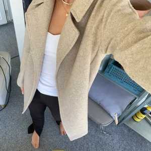 Kappa Zara - Säljer denna tunna kappa från zara, lite nopprig men går att fixa. Mer än vår och sommar”jacka” 🤍