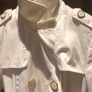 Cool agentkappa eller fin sommarkappa - Älskar den men fel storlek, hänger därför oanvänd. Storlek Large men jag är s el xs så funkar för många 