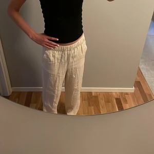 Linnebyxor H&M strl Xs  - Linnebyxor köpta förra året från hm, endast provat dem fåtal gånger. Bra skick, prislappen är kvar. Om många är intresserade blir det budgivning Frakt ingår INTE i priset