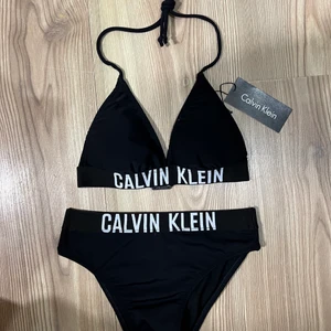 calvin klein bikini - hej! säljer denna skit snygga bikini som är i märket calvin klein har aldrig använt den eftersom jag hade råkat beställa 2 par och kunde ej returnera så säljer den andra, säljer den för 170kr i storlek xs