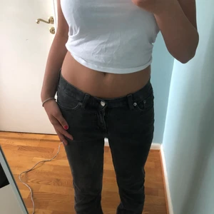 Lågmidjade jeans - Säljer dessa super snygga svarta lågmidjade jeans ifrån weekday, säljer pga köpte fel storlek. Har aldrig andvänt och därför nyskick! Köpare står för frakt men kan även mötas i Göteborg💗💗💗