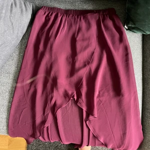 Midikjol  - Vinröd midikjol från h&m i storlek 36. 