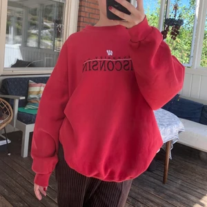 Collegetröja  - Röd collegetröja med tryck, sitter oversized på mig som är S. 💓 (Har lagt upp massa nytt, kolla gärna min profil) 