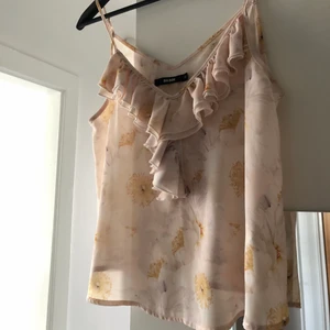 Linne - Fint linne från BikBok i storlek XS, men passar bra på mig som har S.   Knappt använt detta, endast 2 gånger. 