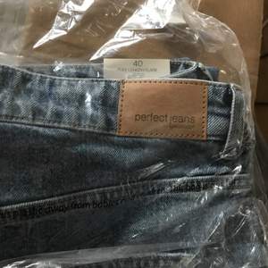 Helt nya oanvända jeans full length flared, mid blue, nypris 349kr