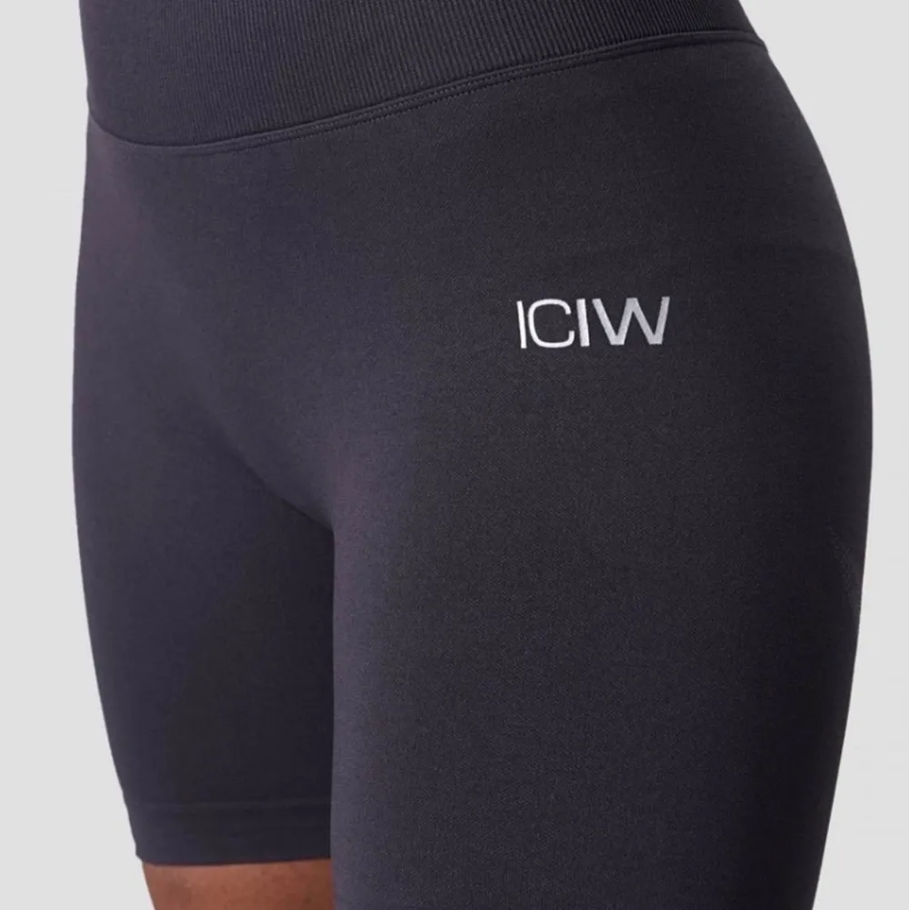 ICIW Scrunch Shorts i färgen Graphite. Som ni kanske ser är dessa alldeles för små för mig och jag hann endast testa dom en gång. Köpte ett till par som passar och de sitter jätte fint och är hur sköna som helst! Glider inte upp. Stl: XS men passar även S. Shorts.
