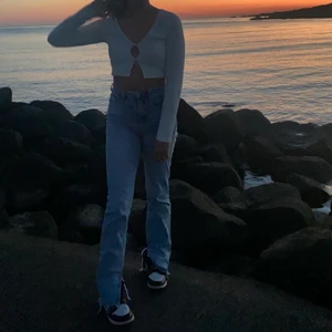 Zara jeans med slits - Säljer dessa snygga jeansen från Zara med slits nertill, jag har klippt dem så de passar mig som är 162cm💖 Strl 36, 100kr+frakt!