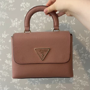 Guess väska  - En fin rosa guess väska. Köp 2019 och har sällan används, den är i väldigt bra skick och är rymlig. Väskan går också att använda som  crossbody.