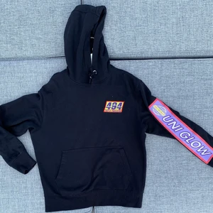 Weekday hoodie - Säljer denna tvärsköna unisex hoodien fr weekday size S.  Stor nog att passa en M-grabb och en S-tjej.  Kan skickas eller mötas upp i centrala Stockholm!  Köparen står för frakten på 49kr🖤