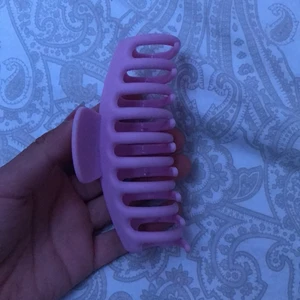 Hårklämma  - En rosa och fin hår klämma i jätte bra skick och nästan aldrig använd💗