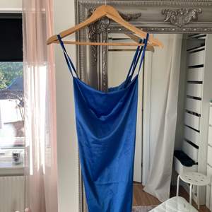 Säljer min jättefina silkesklänning då den aldrig kommit till användning. Den har en slits på vänster sida men svårt att få med det på bild! Storlek 40/42/L. Jättefinblå färg och hoppas nästa ägare kan använda den flitigt!