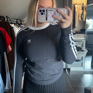 Adidas tröja  - Snygg och skön tröja från adidas som tyvärr knappt har kommit till användning. Super mjukt och skönt material helt perfekt till vår och höst 