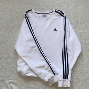 Vit adidas tröja - I bra skick, köpt här på plick för 400