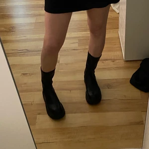 Bershka platåstövlar - Säljer dessa supercoola platåstövlar från bershka. Säljs ej längre! Bara använda ett enstaka par gånger, så nästan nyskick! Nypris 560kr. Storlek 36! Frakt tillkommer❤️